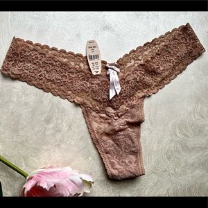 Victoria’s Secret Stretch Lace Thong Panty. Nude, One Size.  NWT.